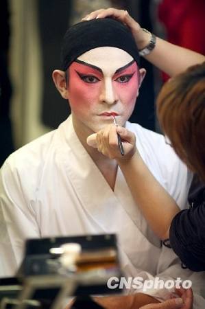 Энди Лау появился в новом музыкальном клипе в костюме пекинской оперы