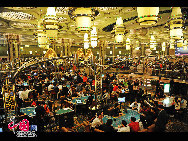 В 2006 году ОАР Аомэнь стал основным мировым городом-казино, сменив на этой позиции Лас-Вегас. Многолюдный город наполнен различными казино, в том числе, «Lisboa», «Macau Palace», «Holiday Inn Diamond Casino», «Kam Pek Arabian's Night Casino» и другими. 