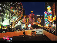 В 2006 году ОАР Аомэнь стал основным мировым городом-казино, сменив на этой позиции Лас-Вегас. Многолюдный город наполнен различными казино, в том числе, «Lisboa», «Macau Palace», «Holiday Inn Diamond Casino», «Kam Pek Arabian's Night Casino» и другими. 