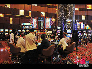 В казино Макао представлены почти все существующие виды игровых развлечений. Ночью в городе самыми освещенными и яркими местами являются игорные заведения.