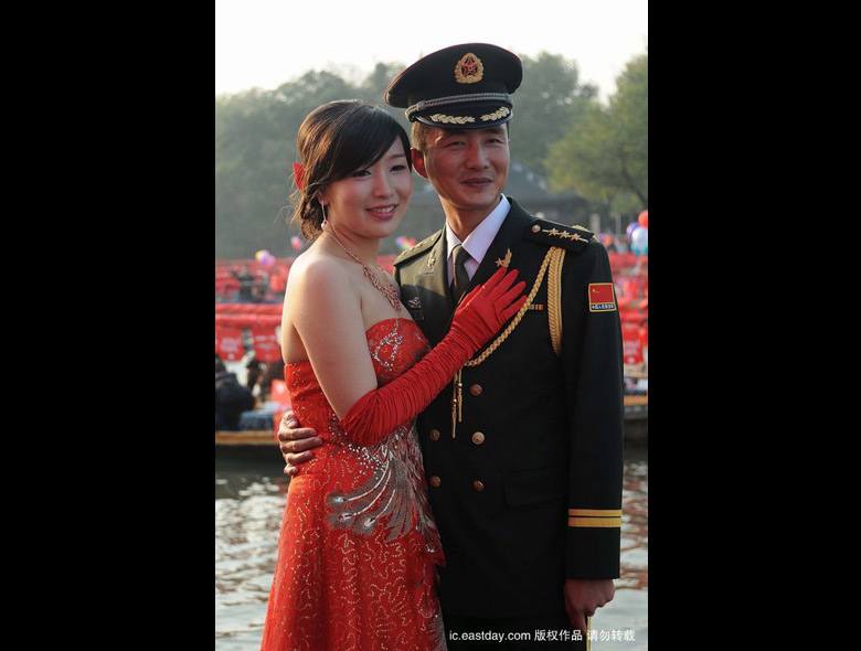 Свадьба китайского стиля на озере Сиху солдата, принявшего участие в торжественном параде в честь 60-летия КНР