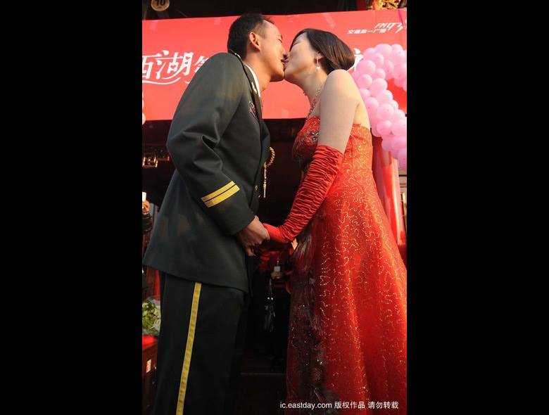 Свадьба китайского стиля на озере Сиху солдата, принявшего участие в торжественном параде в честь 60-летия КНР