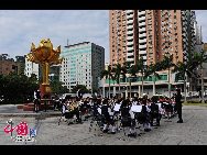 8 ноября 2009 г. на площади «Шэншиляньхуа» ОАР Аомэнь были проведены съемки видео-клипа тематической песни о 10-летии возвращения Аомэня в лоно Родины. Почти тысяча школьников и учителей приняли участие в данном мероприятии.
