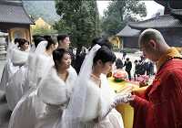 Коллективная свадьба 30 пар молодоженов в храме провинции Чжэцзян