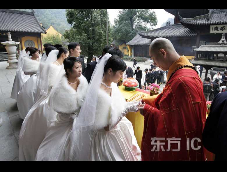 Коллективная свадьба 30 пар молодоженов в храме провинции Чжэцзян 