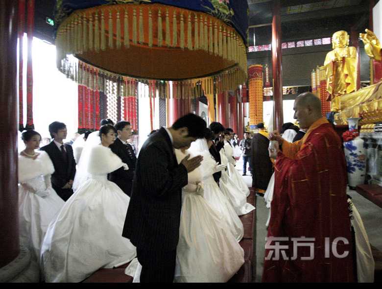 Коллективная свадьба 30 пар молодоженов в храме провинции Чжэцзян 