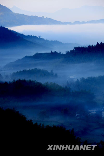 Очаровательные древние жилые дома в деревне Тачуань, окутанной туманом 