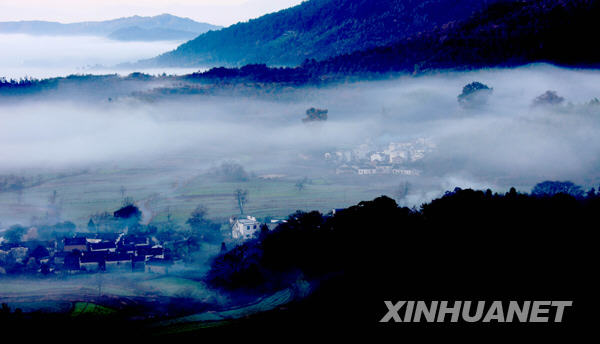 Очаровательные древние жилые дома в деревне Тачуань, окутанной туманом 