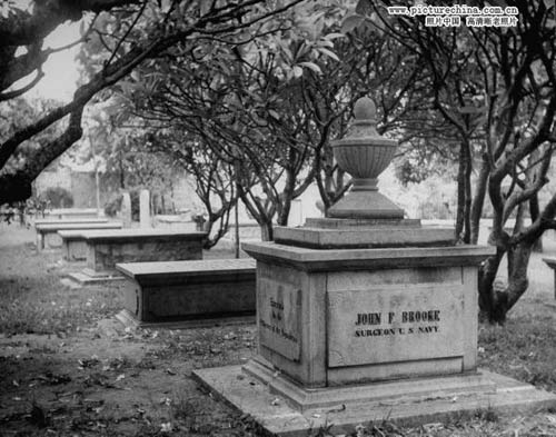 Надгробия американцев и британцев, похороненных на протестантском кладбище