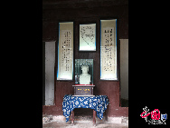 Шэнь Цунвэнь родился 28 декабря 1902 года в типичном южном дворе сыхэюань (типовой дом старой китайской архитектуры с квадратным двором в центре и расположенными вокруг него четырьмя флигелями) древнего городка Фэнхуан.