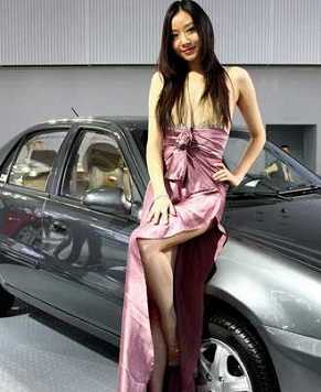 Сексуальные модели на 7-м Международном автосалоне в Гуанчжоу