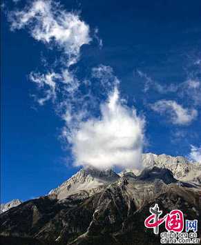 Величественные заснеженные горы Юйлун
