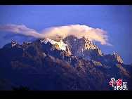 Полезная информация: температура в горах Юйлун очень низкая, поэтому при поездке туда необходимо одеваться в одежду на пуховой и ватной основе. В горах можно взять напрокат кислородную подушку, ее стоимость - 20 юаней с одного человека.