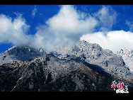 Горы Юйлун расположены в 15 километрах от города Лицзян провинции Юньнань. Общая площадь живописного района Юйлун составляет 26 тыс. гектаров. Заснеженные горы Юйлун известны своей обрывистостью, величественностью и красотой. 