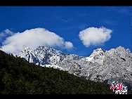 Горы Юйлун расположены в 15 километрах от города Лицзян провинции Юньнань. Общая площадь живописного района Юйлун составляет 26 тыс. гектаров. Заснеженные горы Юйлун известны своей обрывистостью, величественностью и красотой. 