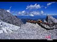 Полезная информация: температура в горах Юйлун очень низкая, поэтому при поездке туда необходимо одеваться в одежду на пуховой и ватной основе. В горах можно взять напрокат кислородную подушку, ее стоимость - 20 юаней с одного человека.