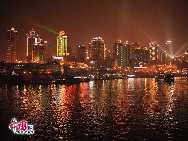 Город центрального подчинения Чунцин с трех сторон окружен реками и с одной стороны - горами. Уникальный рельеф образует прекрасные пейзажи города. Величественный горный город Чунцин известен в стране и за рубежом своими красочными ночными пейзажами. 
