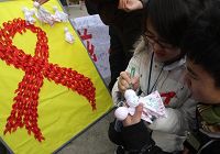 Добровольцы из университетов города Тяньцзинь распространяют информацию для профилактики заболеваний СПИДом