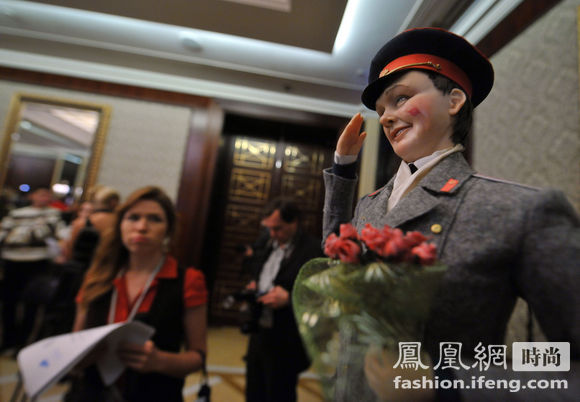 25 ноября. Киев Украины. Украинская народная мастерица Елена Кузнецова создала сериию кукол, прообразами которых стали разные политики. 5