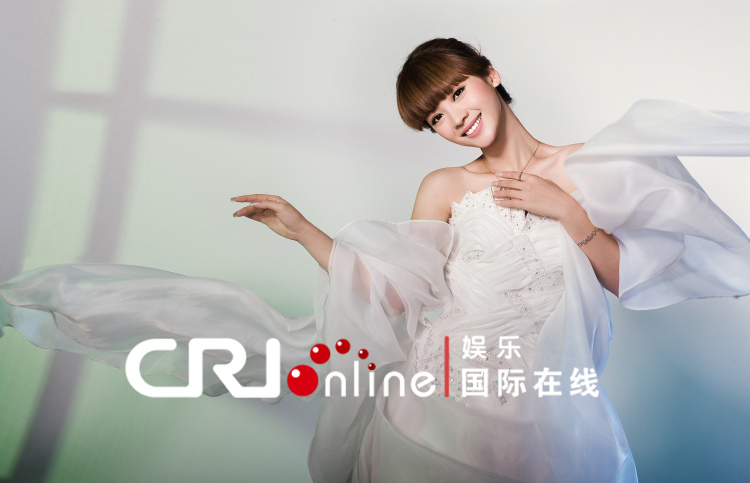 Сексуальная телеведущая Лю Янь в свадебных платьях 