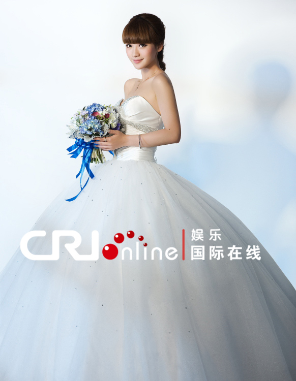 Сексуальная телеведущая Лю Янь в свадебных платьях 
