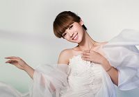 Сексуальная телеведущая Лю Янь в свадебных платьях