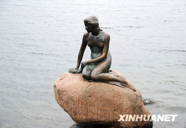 На фото: статуя русалочки в городе Копенгаген (22 ноября 2009 года).