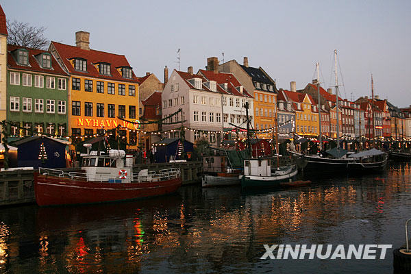На фото: новый порт в центре Копенгагена в лучах заходящего солнца (22 ноября 2009 года).