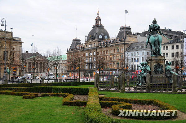 На фото: городская площадь Конгенс Нюторв (Новая королевская площадь) города Копенгаген (22 ноября 2009 года).