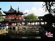 Он считается непревзойденным по красоте парком в юго-восточной части Китая. В нем сочетаются различные стили садового архитектурного искусства династий Мин и Цин.
