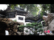 Он считается непревзойденным по красоте парком в юго-восточной части Китая. В нем сочетаются различные стили садового архитектурного искусства династий Мин и Цин.