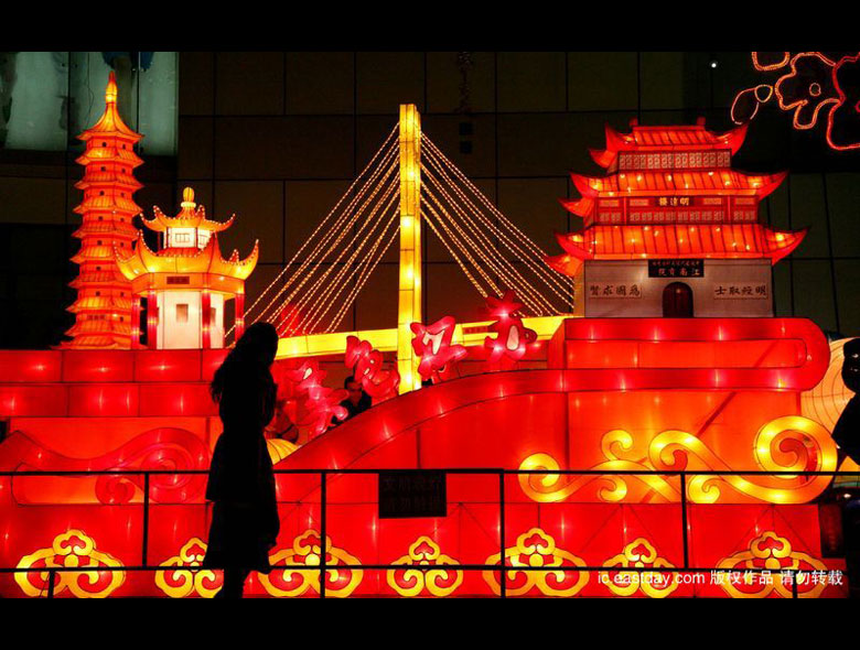 Город Нанкин украшен красивыми фонарями в преддверии рождественских и новогодних праздников 