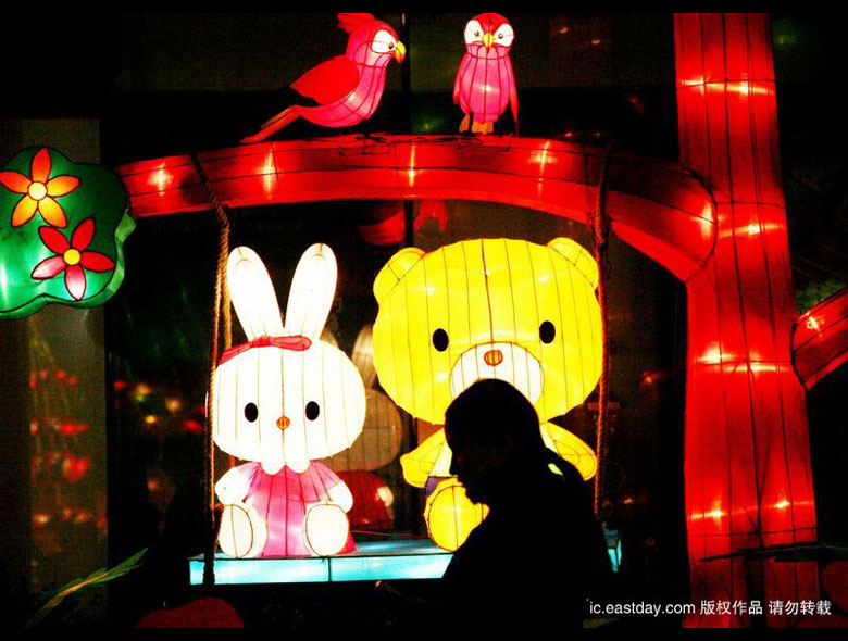 Город Нанкин украшен красивыми фонарями в преддверии рождественских и новогодних праздников 