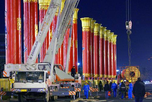 С площади Тяньаньмэнь в центре Пекина убраны колонны национального единства