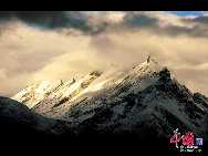 Горы в Тибете, покрытые снегом 