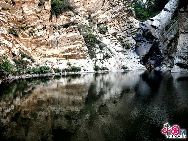 Долина Тяньчи находится недалеко от деревни Хуантулян уезда Хуайбэй, в 76 километрах от Пекина. Это место является одним из красивейших и живописных горных районов. 