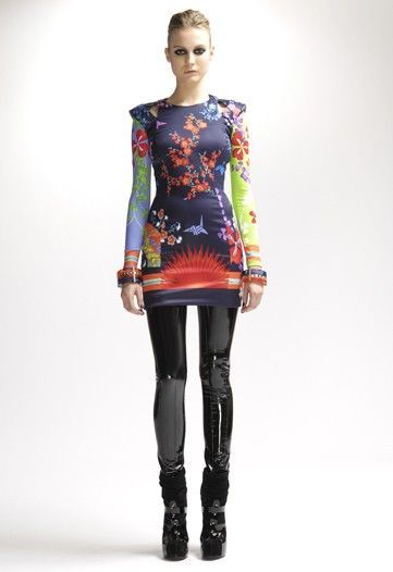 Коллекция женской одежды осеннего сезона 2010 года от модного дома «Версаче» 