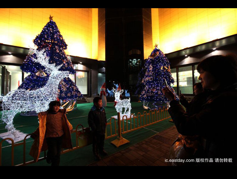 Город Сюйчан в преддверии Рождества украшен красивыми фонарями 