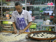 Такие пироги готовятся из фасолевой муки с начинкой из свинины. Это одна из известных специфических закусок юга Китая.