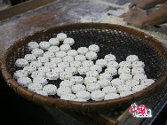 Такие пироги готовятся из фасолевой муки с начинкой из свинины. Это одна из известных специфических закусок юга Китая.