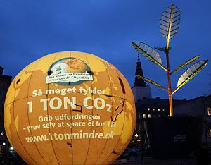 В Копенгагене огромный шар призывает людей сократить выбросы парниковых газов