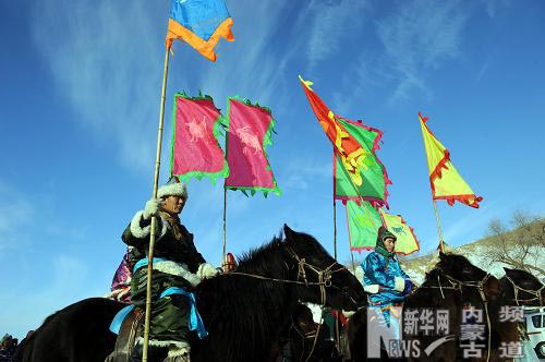 На фото: пастухи готовятся к выходу на сцену снежно-ледяного фестиваля «Надам» в городе Хулунбуир Внутренней Монголии (8 декабря 2009 года).