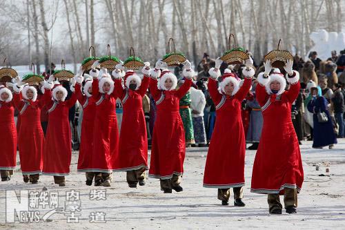 На фото: девушки русской национальности в национальных костюмах танцуют на церемонии открытия фестиваля (8 декабря 2009 года).