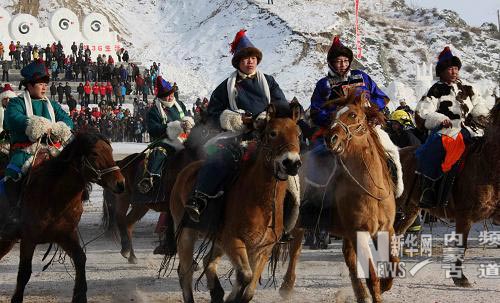 На фото: всадники монгольской национальности в национальных костюмах готовятся к выходу на сцену во время церемонии открытия снежно-ледяного фестиваля «Надам» в городе Хулунбуир Внутренней Монголии (8 декабря 2009 года).