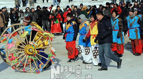 На фото: школьники национальности эвенки выступают с традиционным номером на церемонии открытия снежно-ледяного фестиваля «Надам» в городе Хулунбуир Внутренней Монголии (8 декабря 2009 года).