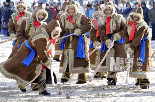 На фото: пастухи даурской национальности играют в хоккей (8 декабря 2009 года).