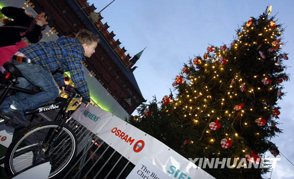 С помощью велосипедов вырабатывается энергия для фонарей, украшающих елку
