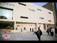 Аомэньский научно-технический университет является первым частным университетом, утвержденным правительством ОАР Аомэнь после возвращения ОАР Аомэнь в лоно Родины. 