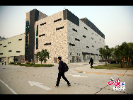 Аомэньский научно-технический университет является первым частным университетом, утвержденным правительством ОАР Аомэнь после возвращения ОАР Аомэнь в лоно Родины. 