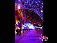 Вечером 11 декабря были официально зажжены лампочки на 2-м Пекинском фестивале освещения «Синяя бухта» на тему «Земля, мир и процветание». 
